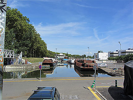 Le Canal du Midi au Parc Technologique du Canal en limite de Toulouse