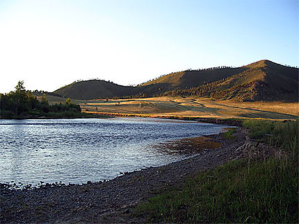 Crépuscule sur rivière mongole