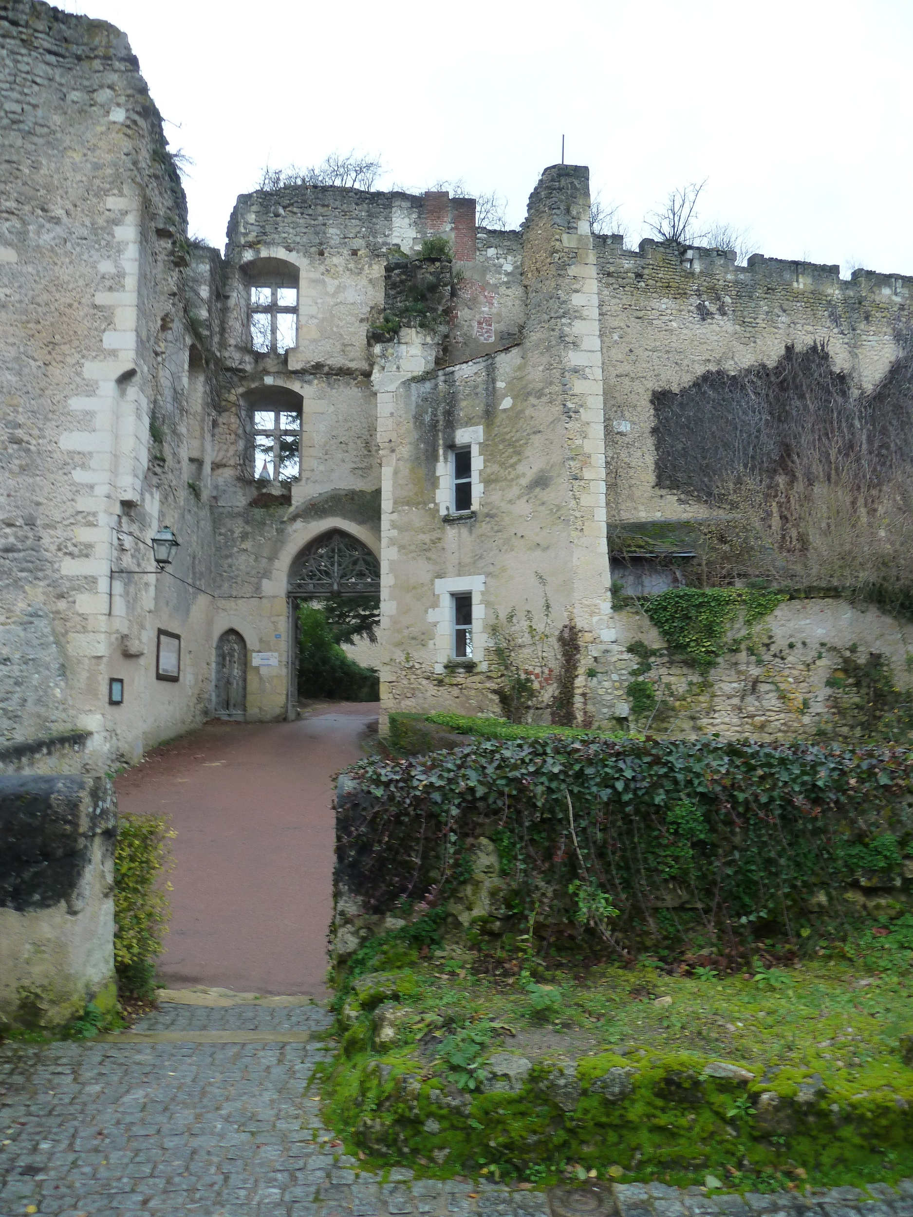 Ruines du Montrésor Ruines du Montrésor