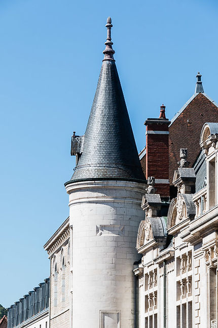 Besançon, Palais de Justice, Une tour