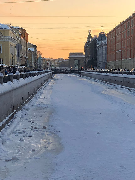 Saint-Pétersbourg, une rue endormie sous la neige