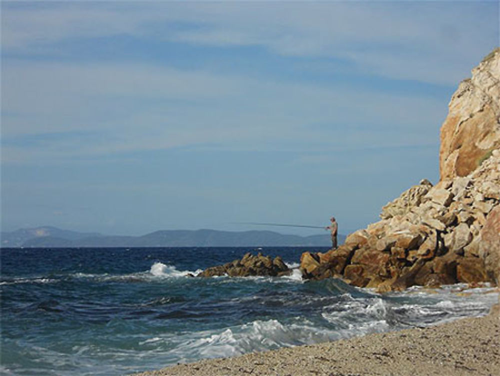 Pêcheur sur la plage d'Acquaviva