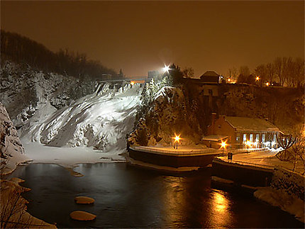 Les chutes de Rivière du Loup la nuit