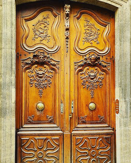 Une des belles portes d'hôtel particulier d'Aix