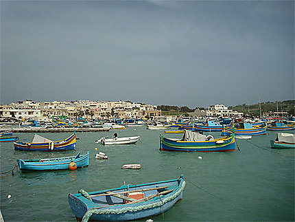 Bateaux et baie à Marsaxlokk