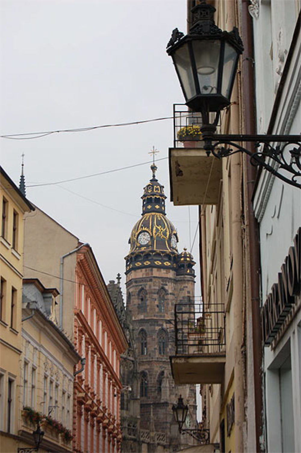 Maisons baroques et cathédrale gothique