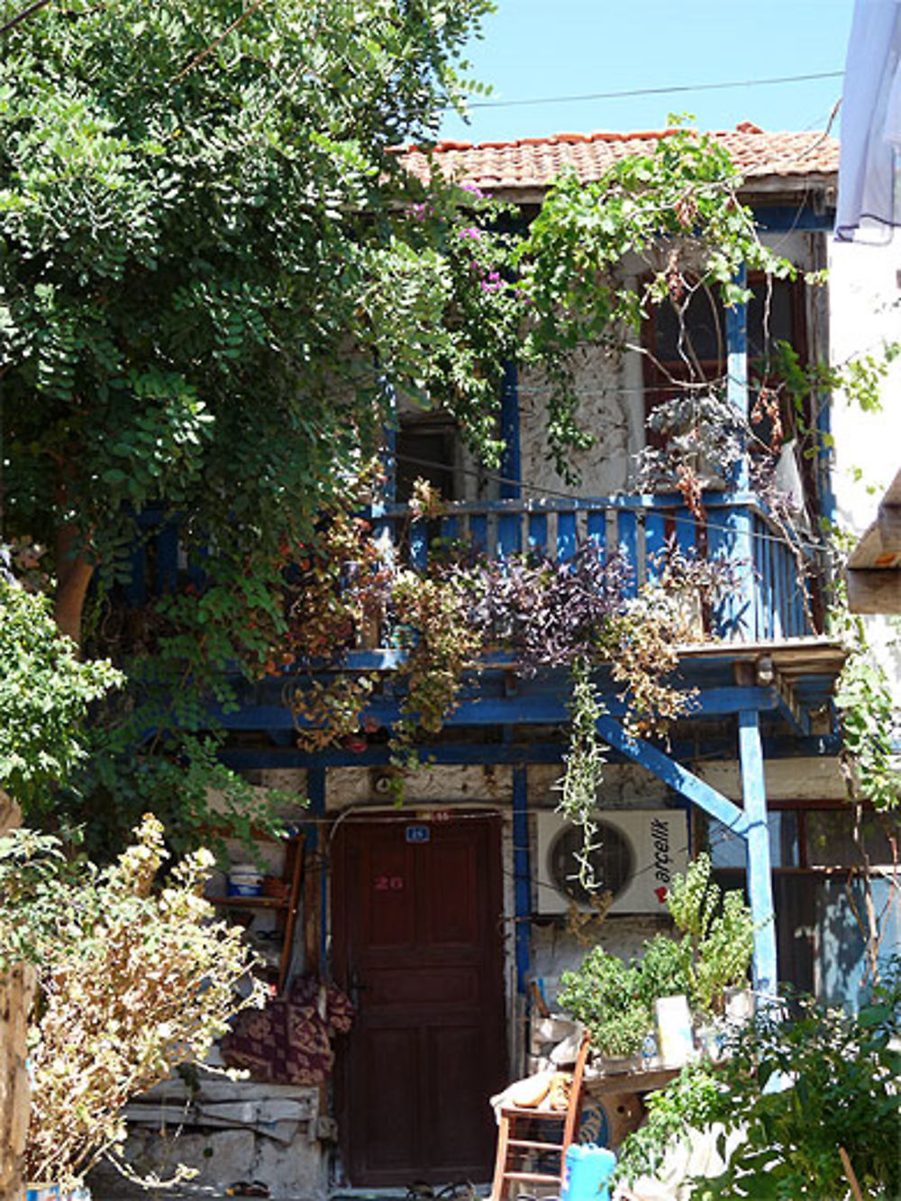 Balcon bleu au fond du jardin