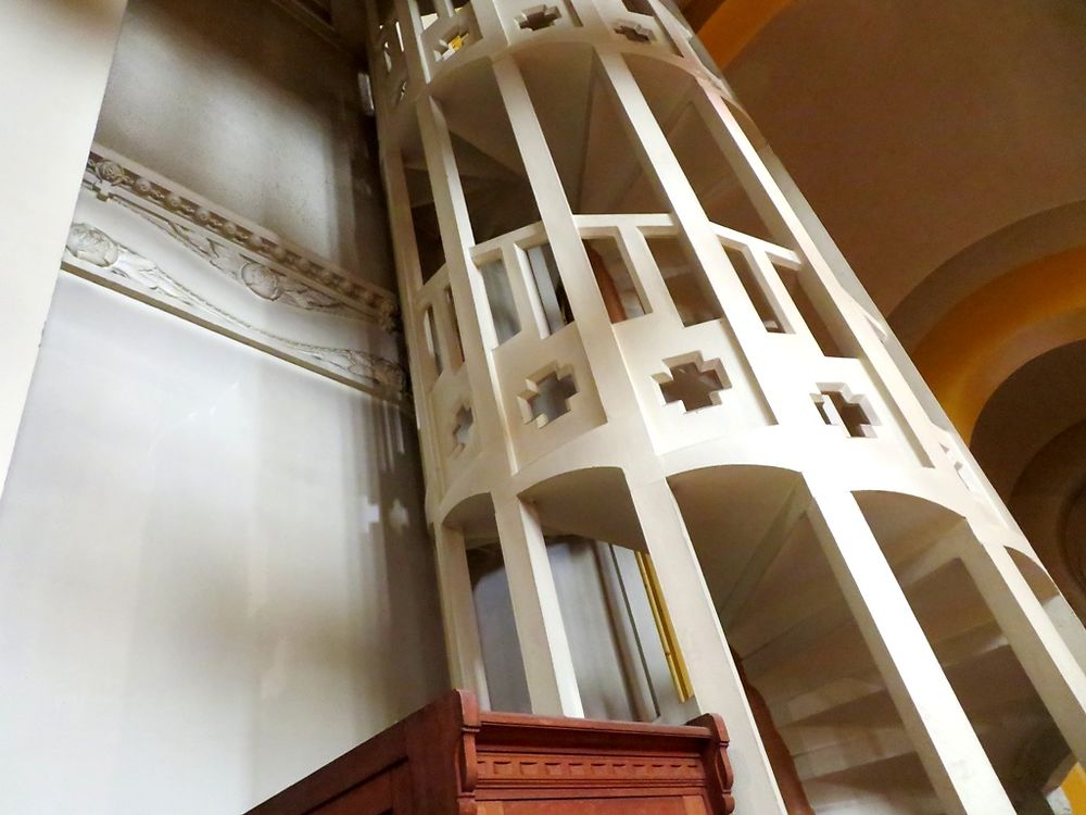 Escalier colimaçon Église Saint-Dominique à Paris