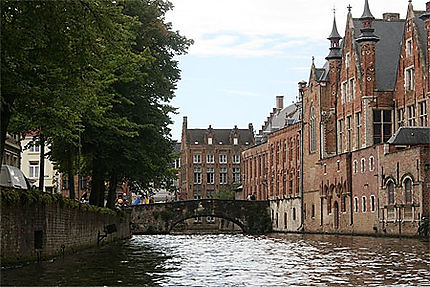 Canaux de Bruges sous un ciel gris