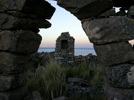 Ruine d'un temple 4086 m sommet de l'île de Taquile lac Titicaca