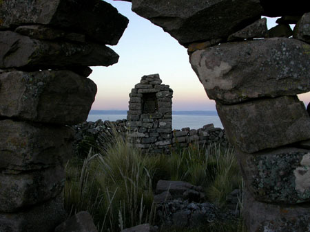 Ruine d'un temple 4086 m sommet de l'île de Taquile lac Titicaca Ruine d'un temple 4086 m sommet de l'île de Taquile lac Titicaca
