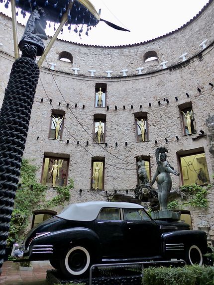 Une voiture de luxe dans un univers unique de Dali