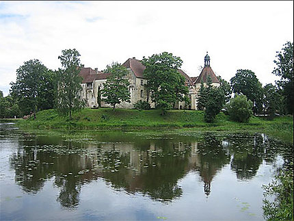 Château de Jaunpils surplombnat l'étang