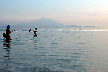 Sanur : lever du jour, pêcheurs et mont Agung