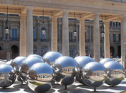 Reflets du Palais Royal dans une fontaine