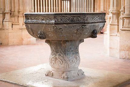 Monastère de Brou, vasque avec inscription