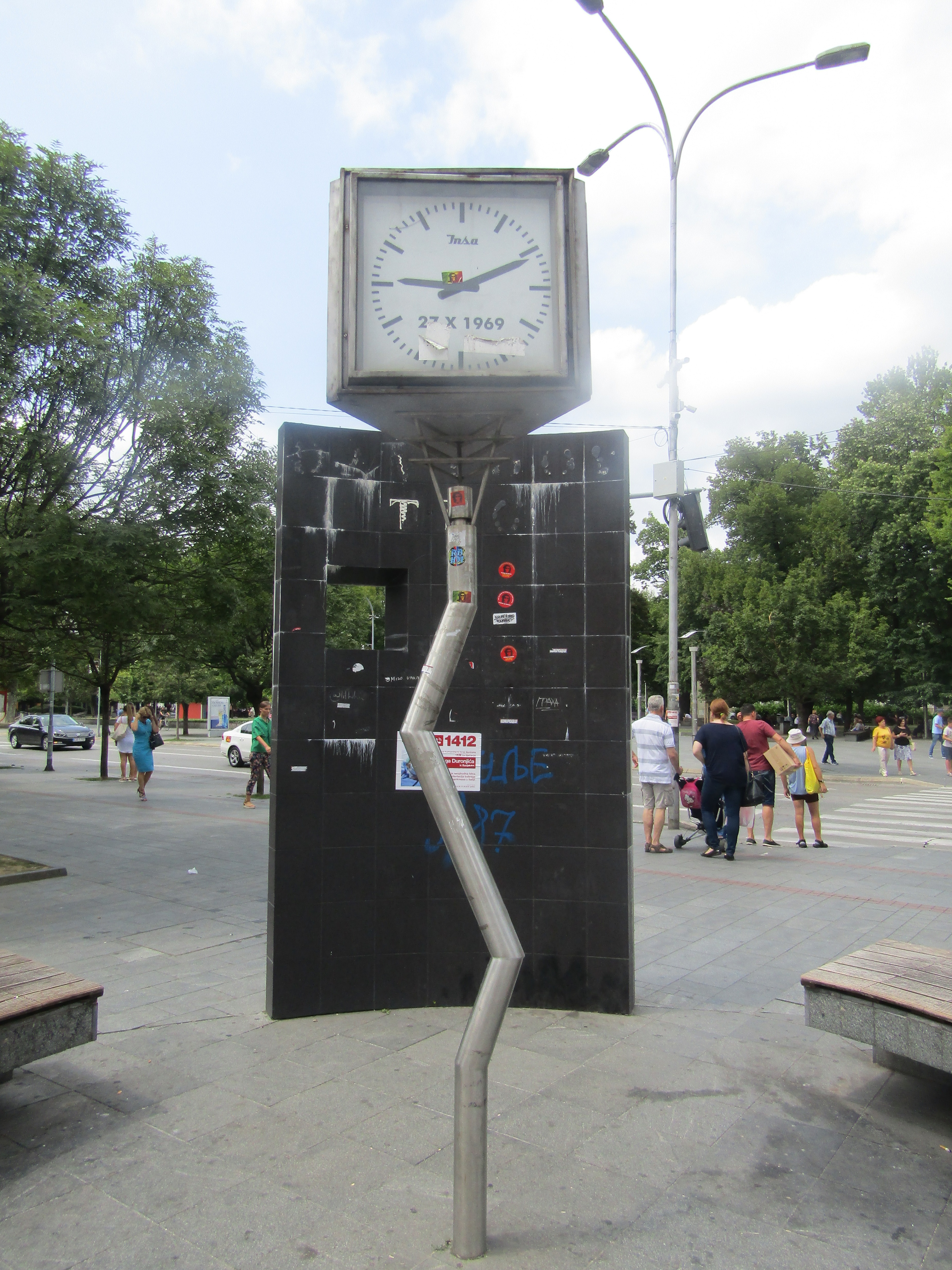 L'Horloge Tordue L'Horloge Tordue