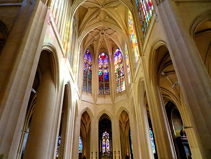 Nef et vitraux Église Saint-Gervais-Saint-Protais