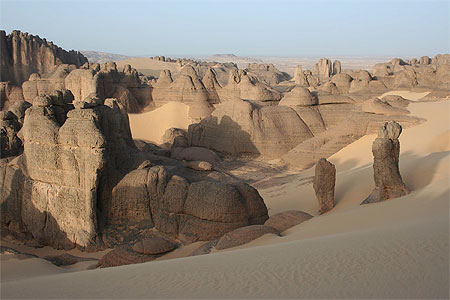 Algérie - Hoggar - Tin Akacheker - Est-ce la pierre qui devient sable ou l'inverse ? Algérie - Hoggar - Tin Akacheker - Est-ce la pierre qui devient sable ou l'inverse ?