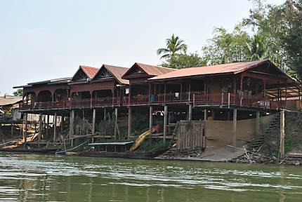 Aperçu de guesthouses face au Mékong