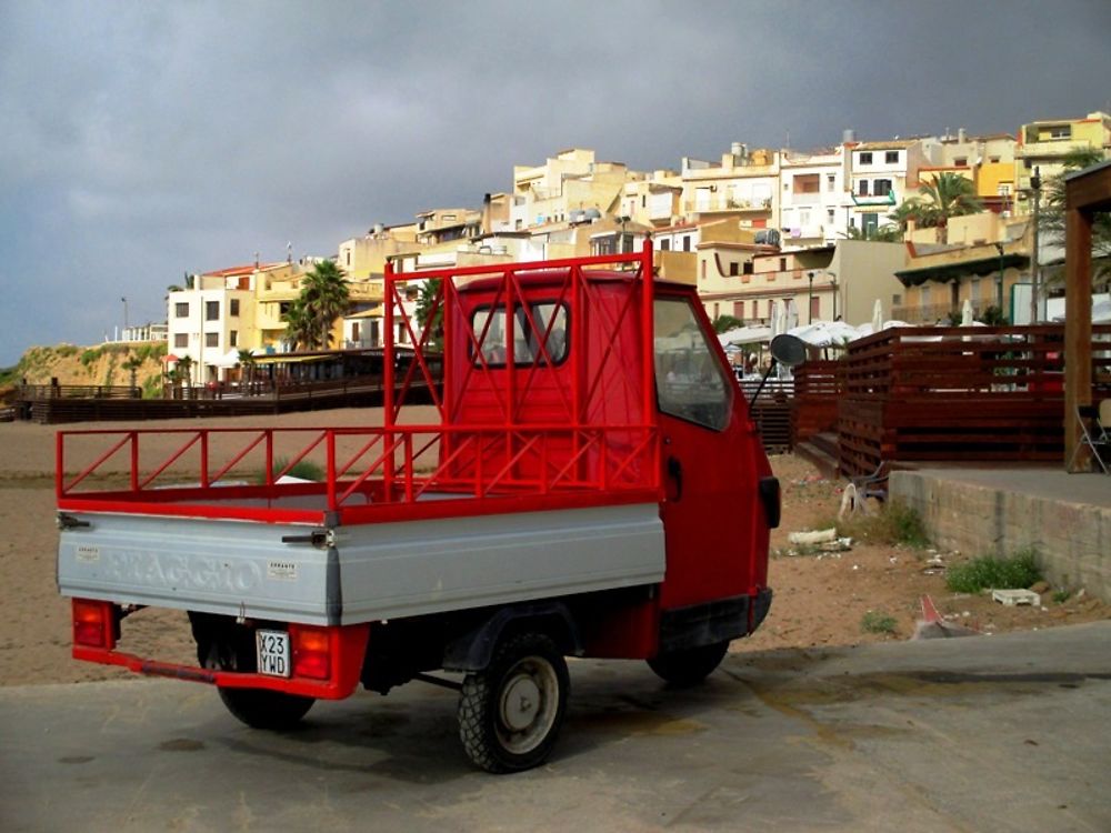 Vieux véhicule trois roues