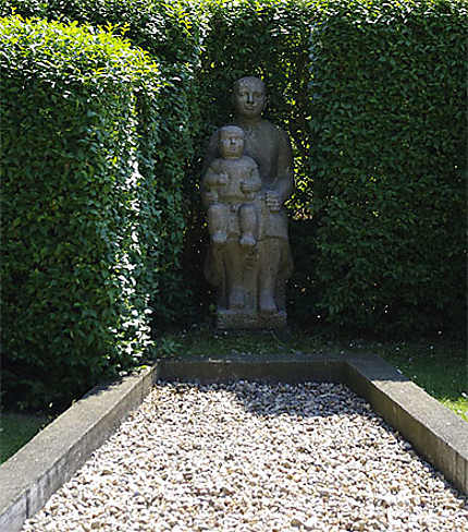 Une sculpture moderne dans le parc du château