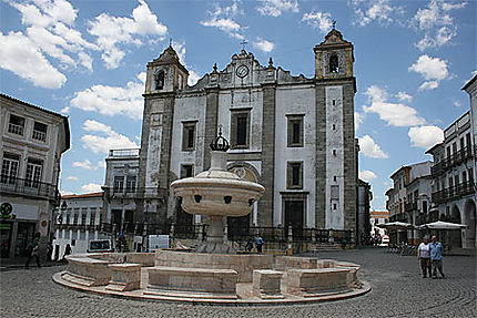 Une église sur la praça do Giraldo