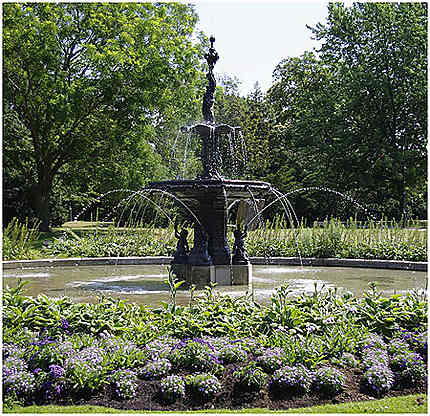 Une fontaine dans le parc du château