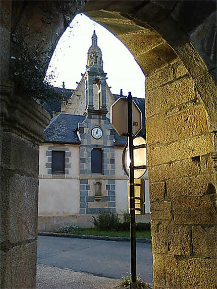 Un oeil discret sur l'Eglise Saint-Sauveur