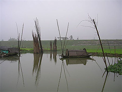 Bateau dans la brume matinale à Kenh Ga