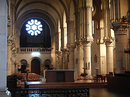 Maître autel et nef de l'église Saint-Etienne