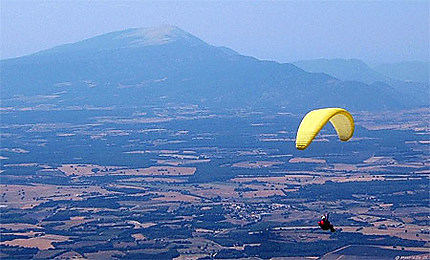 Mont Ventoux vu en Parapente, du Plateau d'Albion