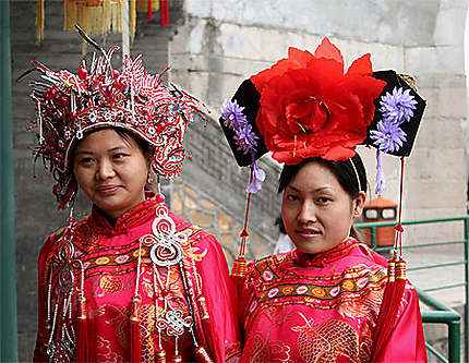 2 Chinoises revêtant l'habit traditionnel