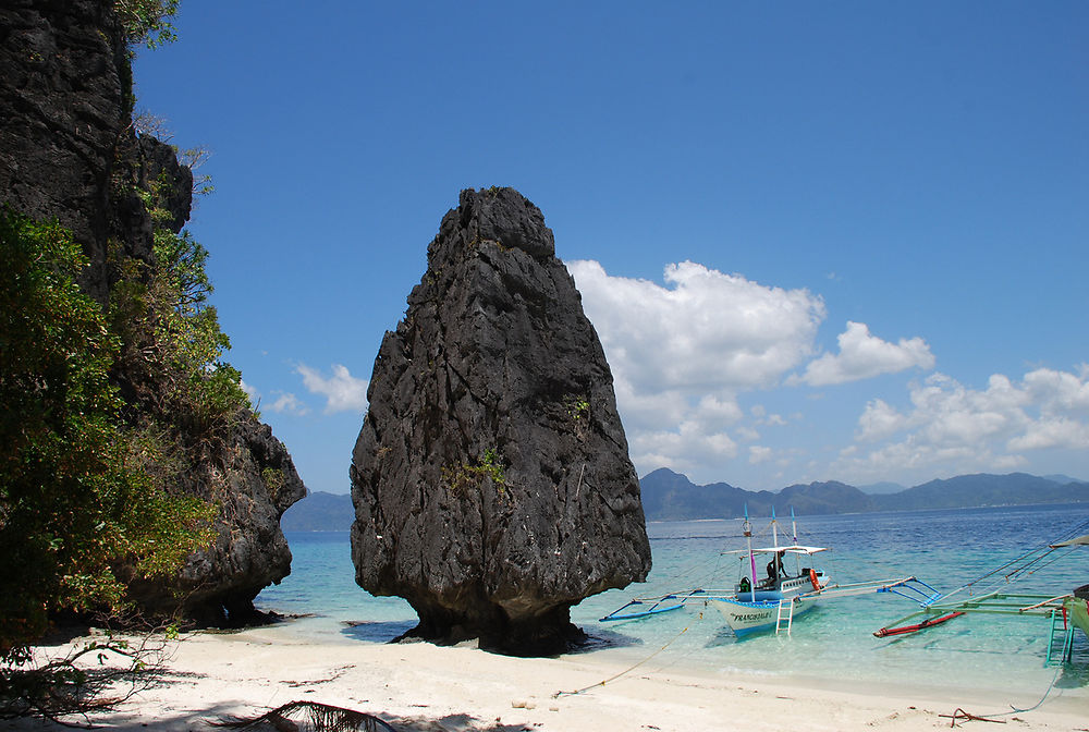 Piton rocheux sur Pinagbuyutan Island