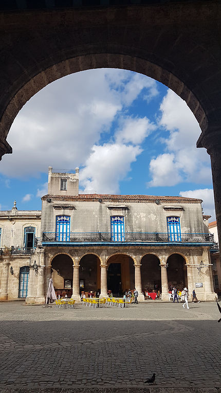 Les arcades de Place de la Cathédrale à la Havane 