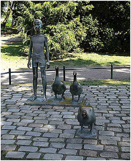 Une sculpture moderne dans le parc du château