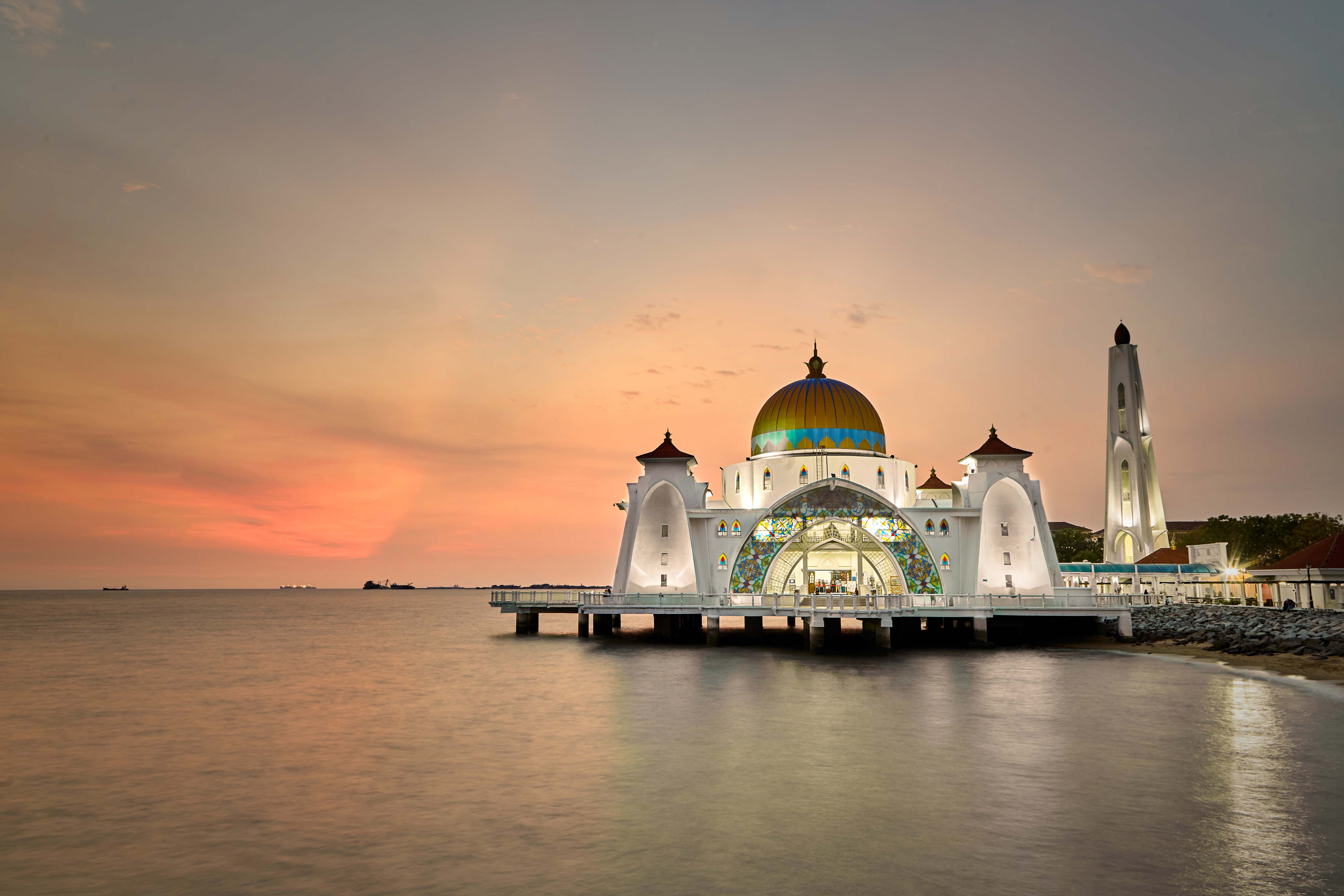 Mosquée sur l'eau, Malacca, Malaisie Mosquée sur l'eau, Malacca, Malaisie