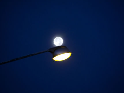 La lune se repose sur un lampadaire