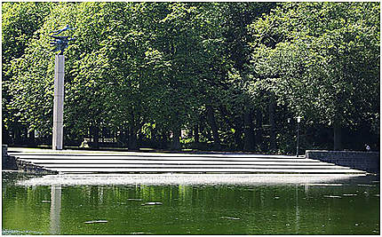 Un petit lac dans le parc du château
