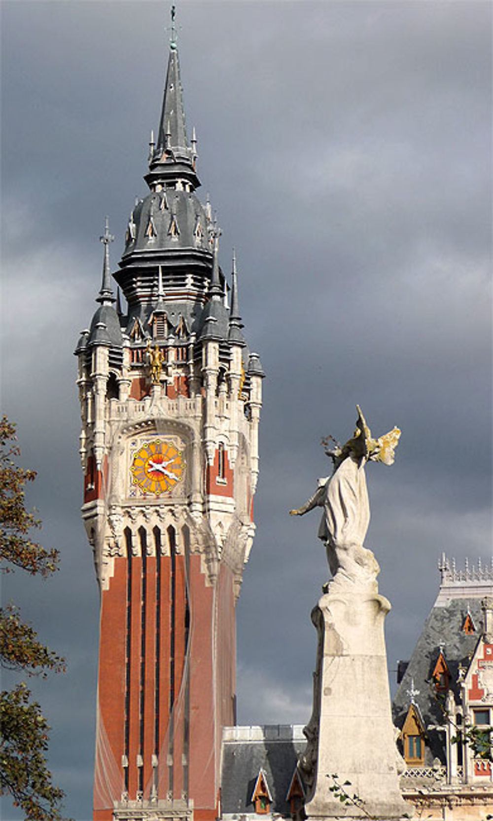 Monument aux morts et beffroi de l'hôtel de ville, Calais