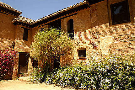 Edifice près de la Tour des dames