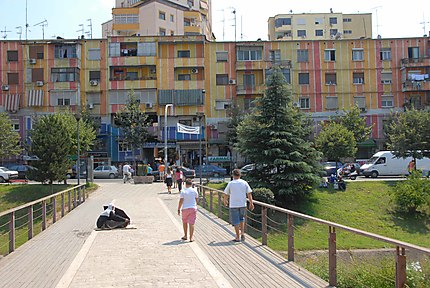 Façades colorées sur les rives de la Lana à Tirana