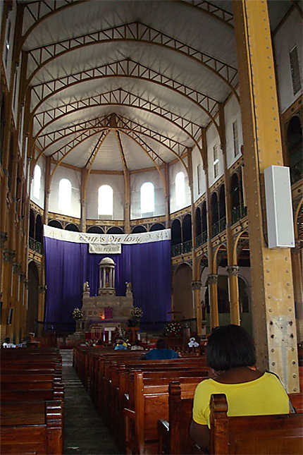 Intérieur de l' Eglise Saint Pierre et Saint Paul