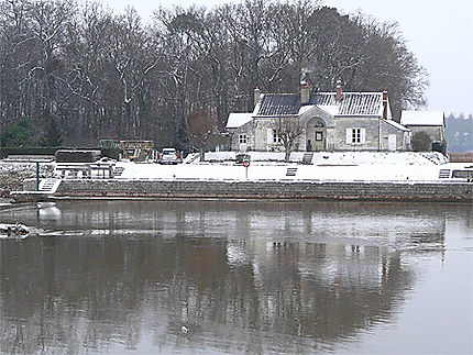 La maison de l'écluse sous la neige