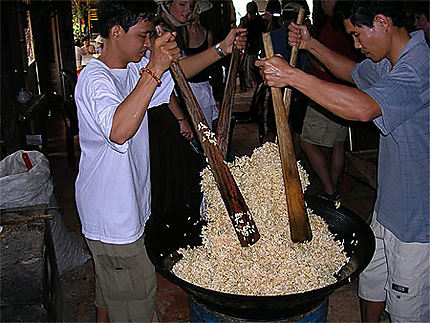 Fabrication de galettes de riz soufflées et sucrées à Cantho