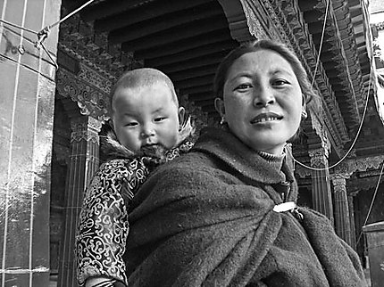 Tibétaine et son enfant au Jokhang