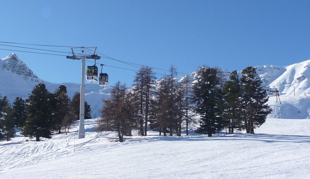 Neige et télécabines