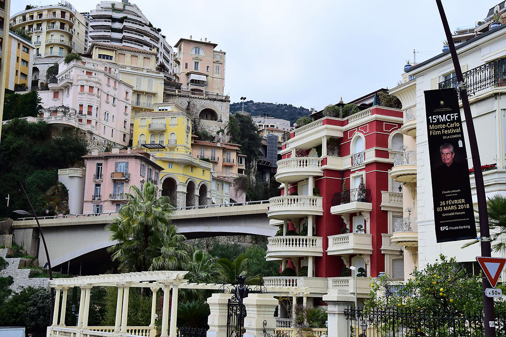 Monte-Carlo accrochée à la montagne