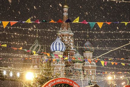 La neige s'invite au marché de Noël de Moscou