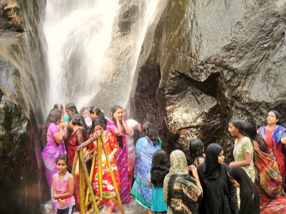 Baignade rafraichissante sous la cascade